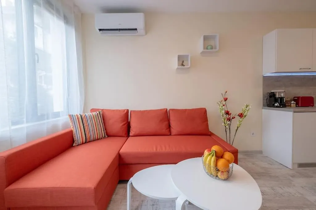 Bright & Chic Parkside Apartment Sofia