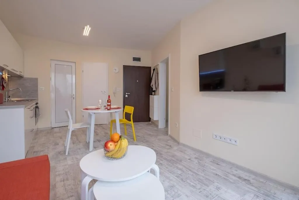 Bright & Chic Parkside Apartment Sofia