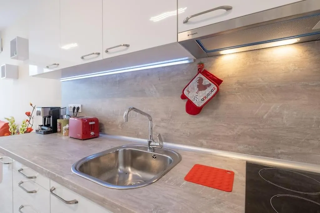 Bright & Chic Parkside Apartment Sofia