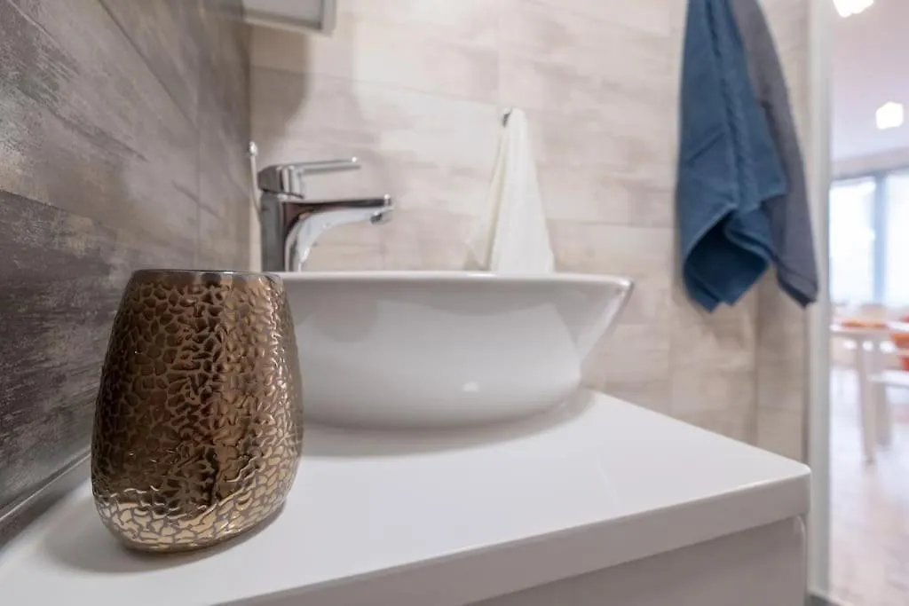 Bright & Chic Parkside Apartment Sofia 0*,
