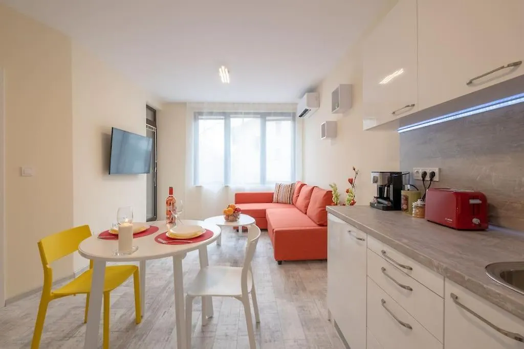 Bright & Chic Parkside Apartment Sofia